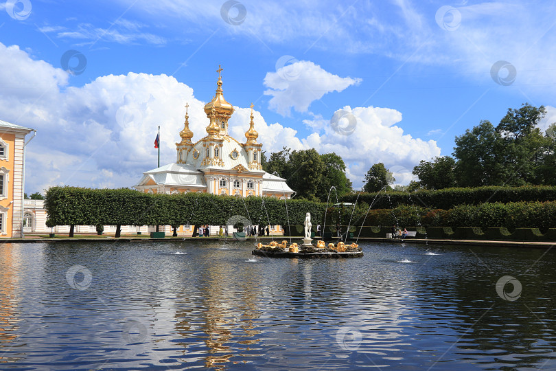 Скачать Россия, Санкт-Петербург, Петергоф, 8 июля 2019 года. На фото - главная придворная церковь в Верхнем парке Государственного музея-заповедника "Петергоф". фотосток Ozero