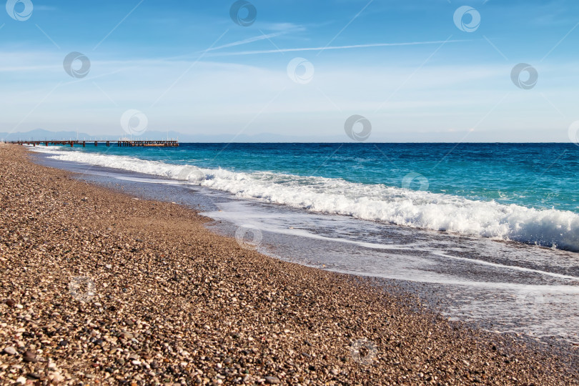 Скачать волны Средиземного моря накатываются на галечный пляж фотосток Ozero