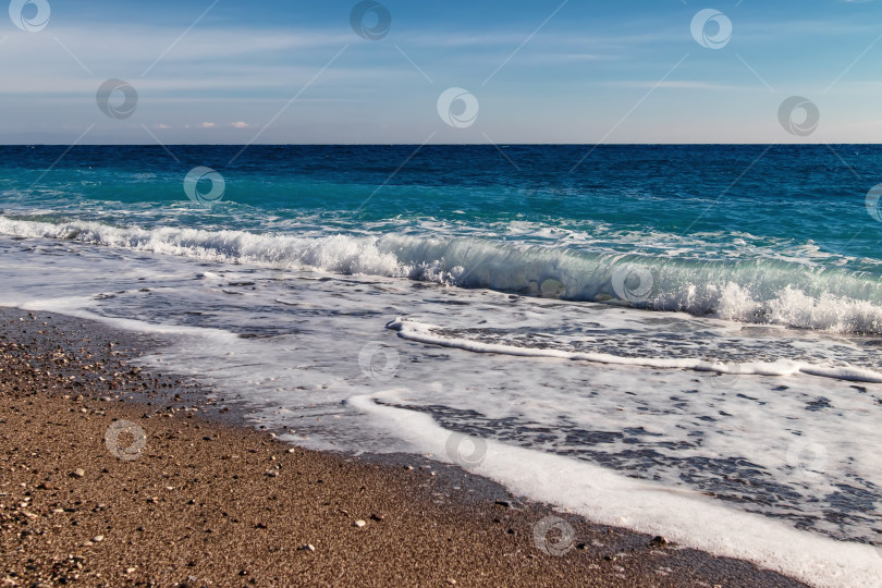 Скачать волны Средиземного моря накатываются на галечный пляж фотосток Ozero