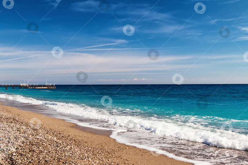 Скачать волны Средиземного моря накатываются на галечный пляж фотосток Ozero
