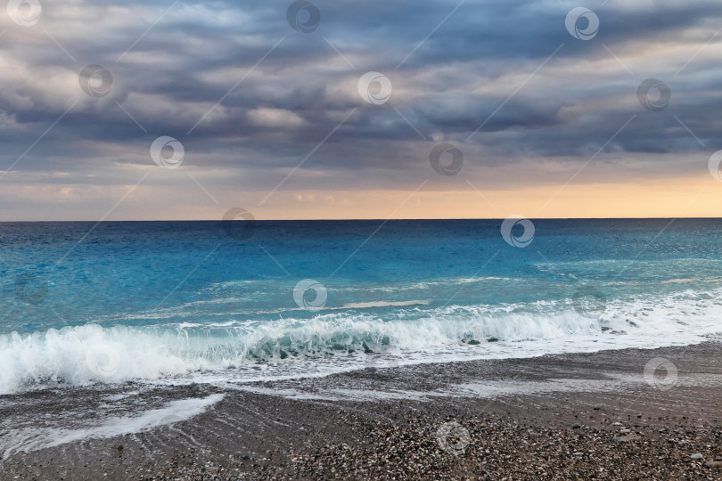 Скачать Небо и море перед бурей фотосток Ozero