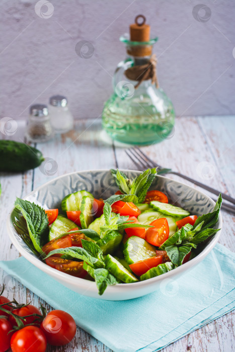 Скачать Свежий салат из огурцов, помидоров черри и листьев мяты в б фотосток Ozero