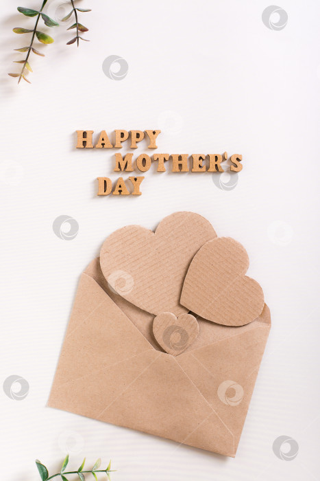 Скачать С днем матери. Деревянные буквы, картонные сердечки в обертке фотосток Ozero