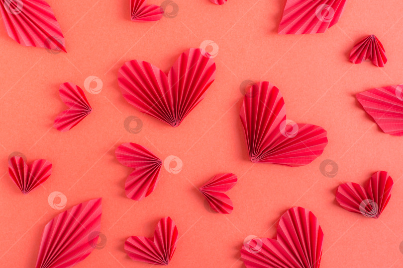 Скачать Монохромный красный фон с сердечками оригами и листьями. Эко фр фотосток Ozero