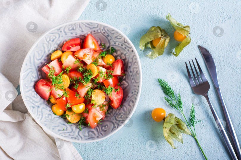 Скачать Вкусный салат из помидоров, физалиса и укропа в миске. Вегета фотосток Ozero