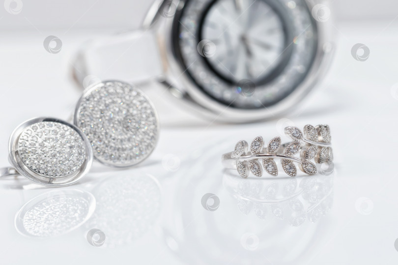 Скачать серебряные украшения с жемчугом и элегантные женские часы фотосток Ozero