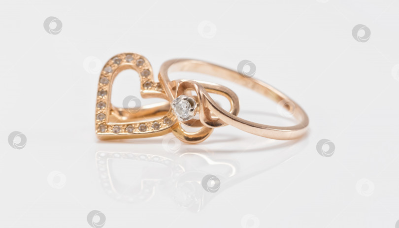 Скачать Золотые серьги в форме сердца и тонкое кольцо с бриллиантом фотосток Ozero