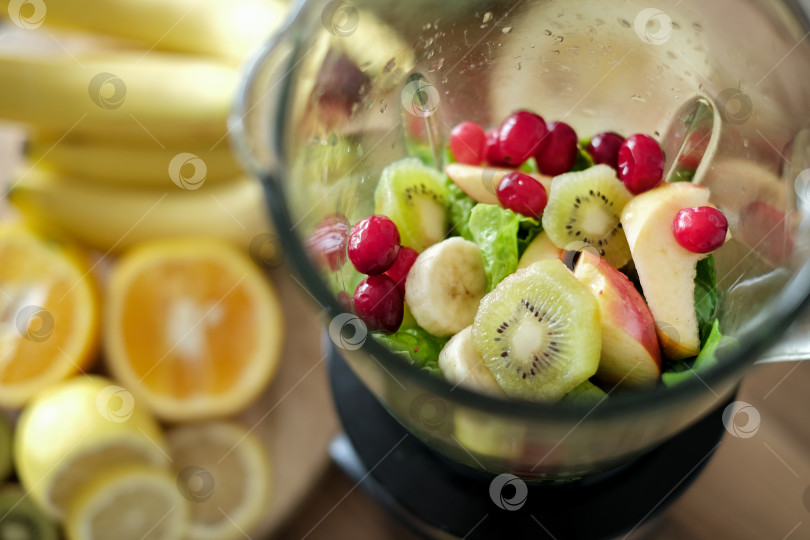 Скачать Полезные ингредиенты для смузи в чаше блендера, вид сверху. Различные фрукты , овощи и ягоды. Крупным планом смешанные фрукты фотосток Ozero
