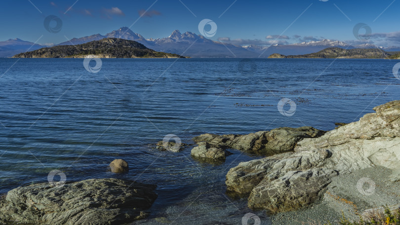 Скачать Красивое голубое озеро с прозрачной водой фотосток Ozero