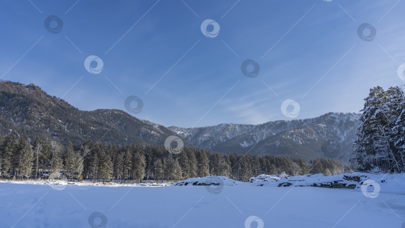 Скачать Долина покрыта чистым белым снегом. фотосток Ozero