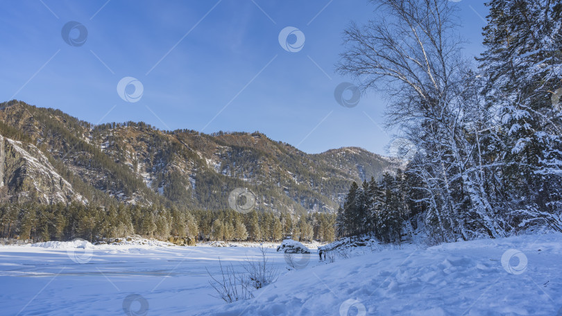 Скачать Замерзшее русло реки покрыто снегом. фотосток Ozero