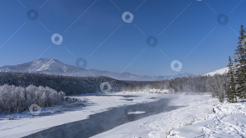 Скачать Незамерзающая река в заснеженной долине. фотосток Ozero