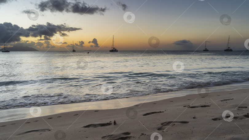Скачать Романтический закат на тропическом острове фотосток Ozero