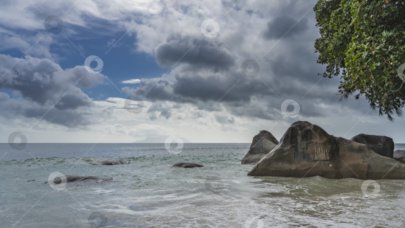 Скачать Большие живописные валуны возвышаются над бирюзовым океаном. фотосток Ozero