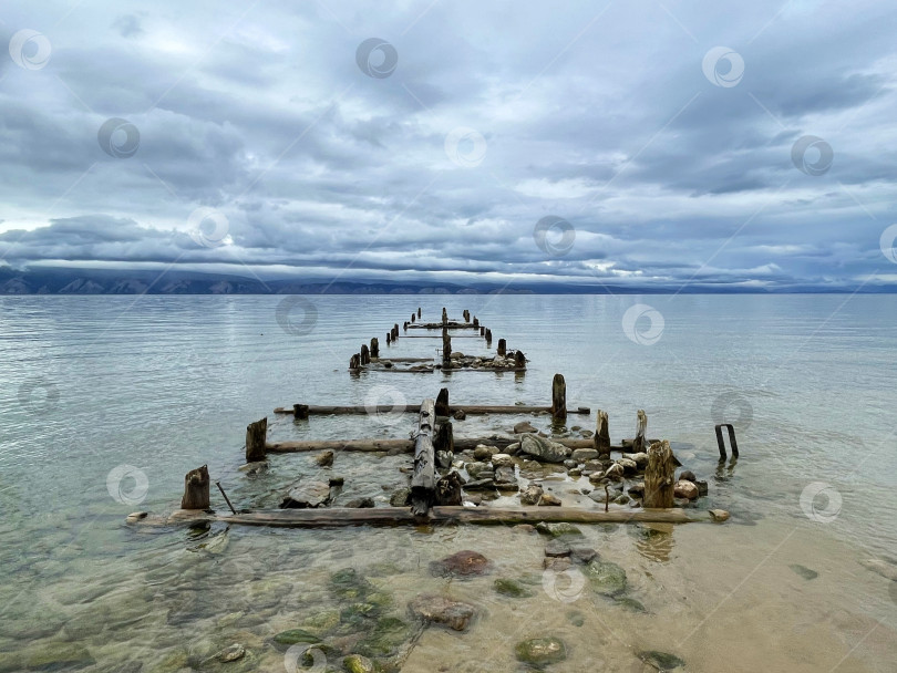 Скачать Старый разрушенный пирс на берегу озера Байкал, Ольхон, Россия фотосток Ozero