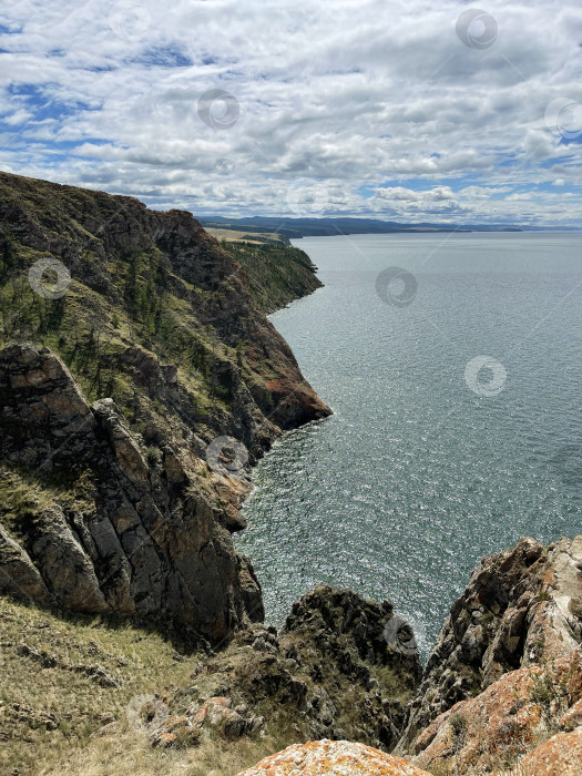 Скачать Скалистый берег озера Байкал в пасмурный летний день, Россия фотосток Ozero