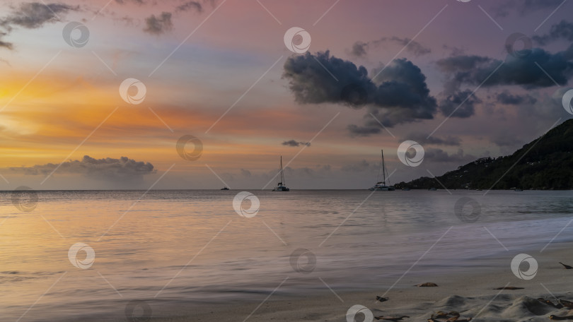 Скачать Фантастический закат на тропическом острове. фотосток Ozero