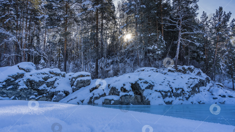 Скачать На берегу замерзшей реки, у кромки бирюзового льда, фотосток Ozero