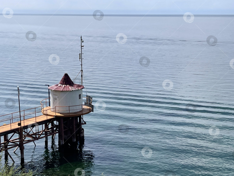 Скачать Пирс с круглой башней на озере Байкал, Россия фотосток Ozero