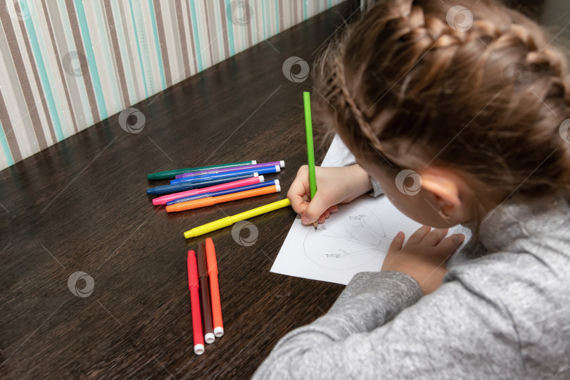 Скачать 9-летняя девочка рисует цветными фломастерами картинку с деревьями и птицами фотосток Ozero