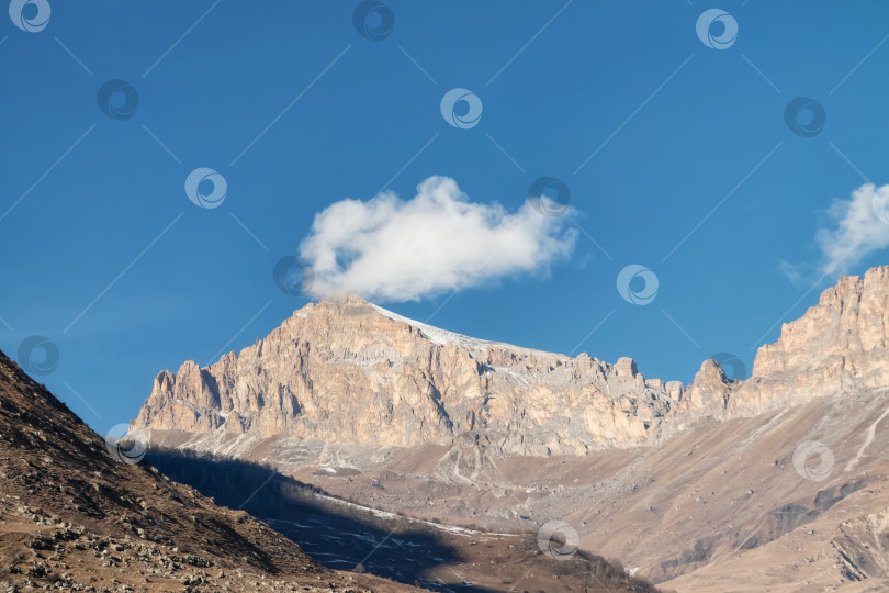 Скачать Горный пейзаж с видом на горные хребты и перевалы с облаками фотосток Ozero