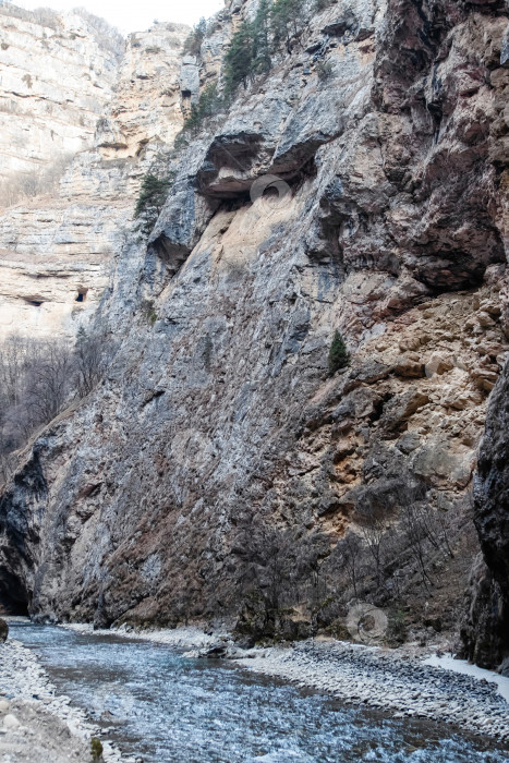 Скачать Вина со склонов гор и утесов в горном ущелье фотосток Ozero