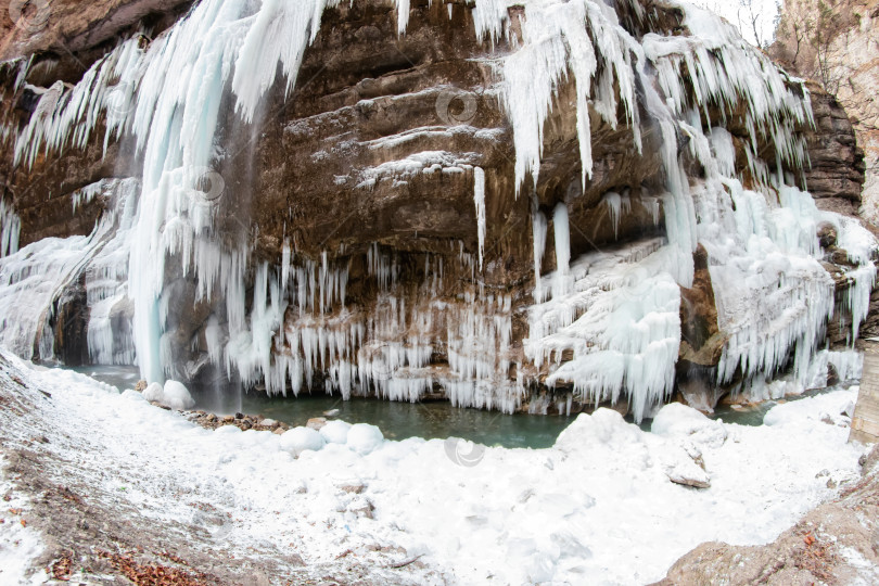 Скачать Большие замерзшие сосульки на месте водопадов в горной местности фотосток Ozero