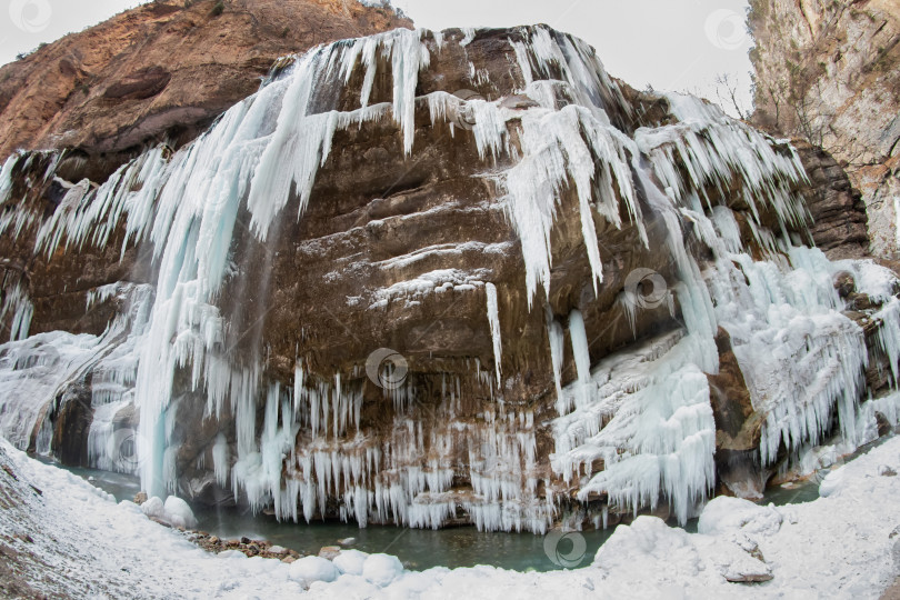 Скачать Большие замерзшие сосульки на месте водопадов в горной местности фотосток Ozero