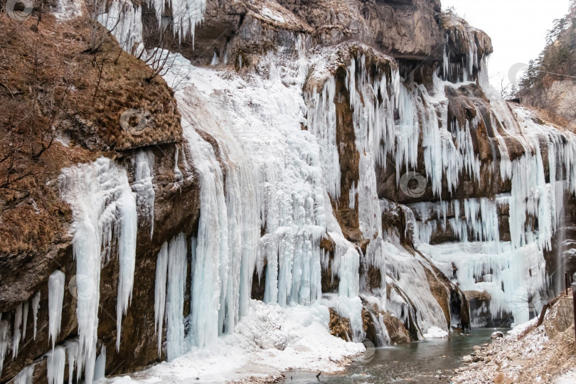 Скачать Большие замерзшие сосульки на месте водопадов в горной местности фотосток Ozero