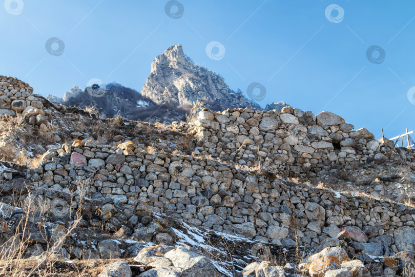 Скачать Руины древней горной деревни со множеством заборов, построенных из камней фотосток Ozero