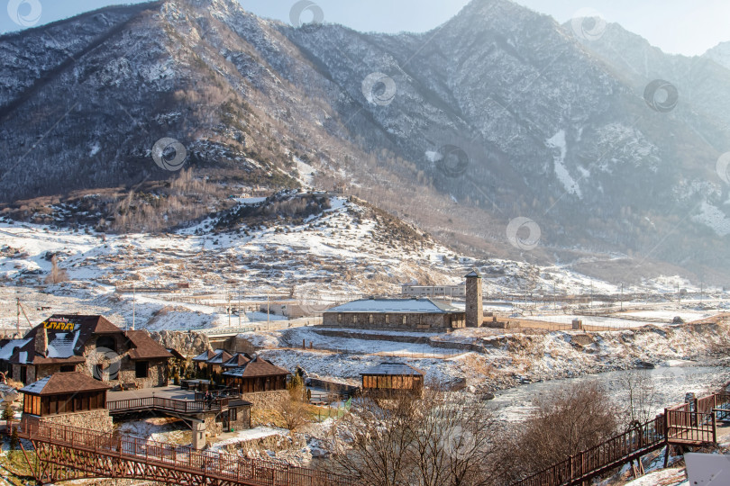 Скачать Вид на деревню с кафе и отелями, расположенными в горном туристическом центре рядом с руинами древнего поселения фотосток Ozero