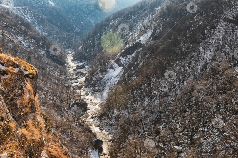 Скачать Вид сверху на горное ущелье, по которому протекает горная река фотосток Ozero