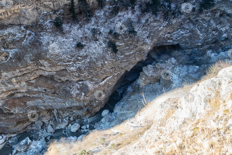 Скачать Вид с вершины утеса спускается в овраг, по которому протекает горная река фотосток Ozero