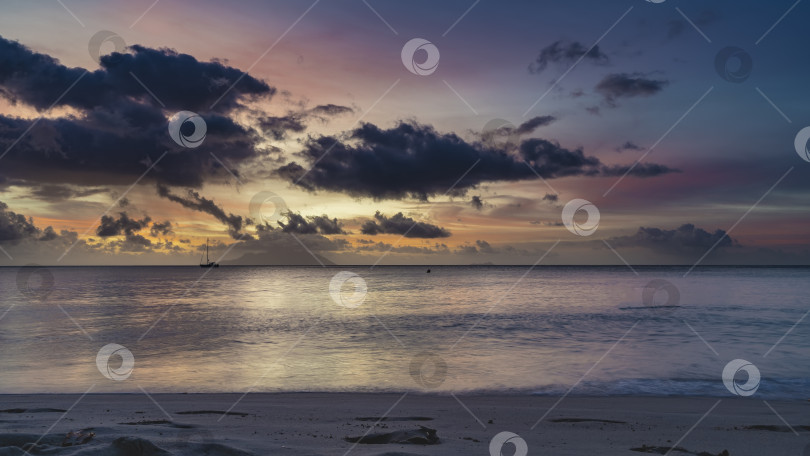 Скачать Прекрасный тихий закат на тропическом пляже. фотосток Ozero