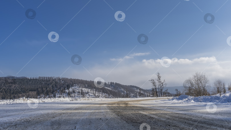 Скачать Шоссе петляет по заснеженной долине. фотосток Ozero