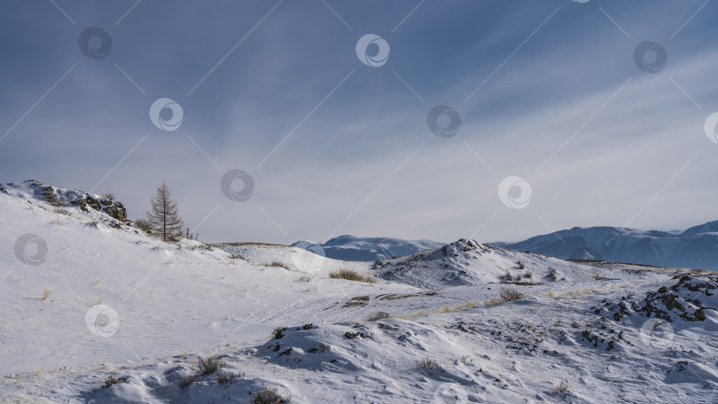 Скачать Чистый белый снег покрывает горные склоны. фотосток Ozero