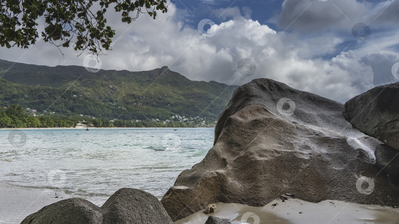 Скачать Большие гранитные валуны на тропическом пляже. фотосток Ozero