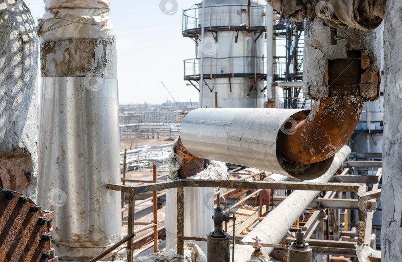 Скачать Старые ржавые технологические трубопроводы на нефтеперерабатывающем заводе фотосток Ozero