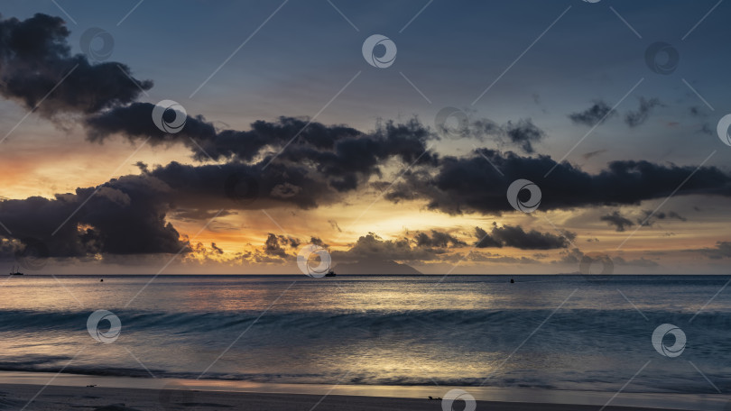 Скачать Яркий фантастический закат на тропическом острове. фотосток Ozero
