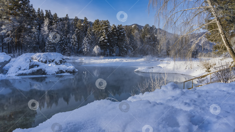 Скачать Над незамерзающей рекой поднимается пар. фотосток Ozero