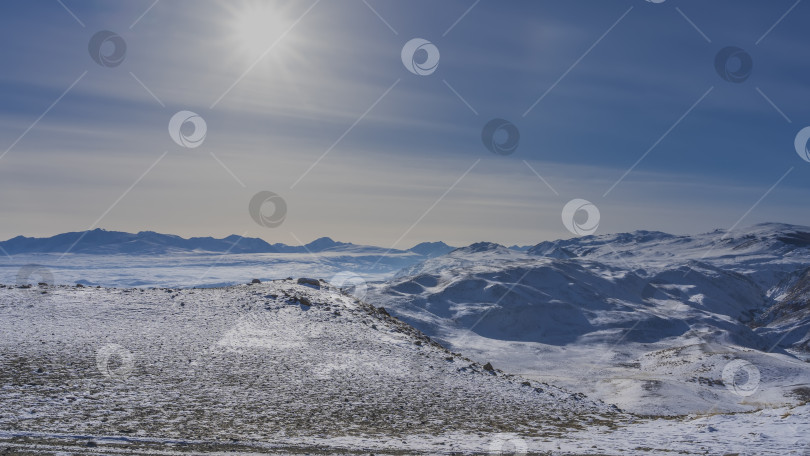 Скачать С высокогорного плато открывается вид на бескрайние просторы. фотосток Ozero