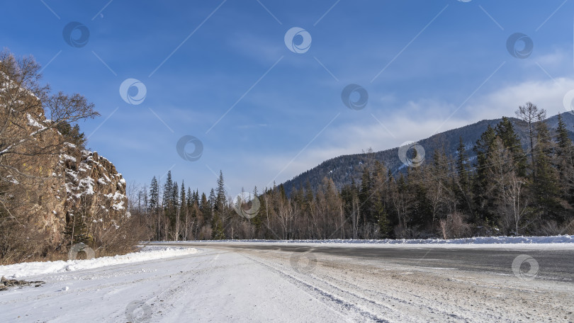 Скачать Шоссе огибает скалу с крутыми склонами. фотосток Ozero