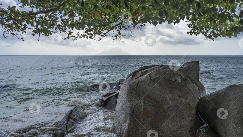 Скачать Живописные гранитные валуны на берегу океана. фотосток Ozero