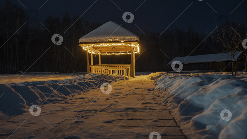 Скачать Расчищенная от снега дорожка ведет к деревянной беседке. фотосток Ozero