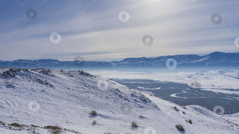 Скачать С вершины заснеженного плато видны бескрайние просторы. фотосток Ozero