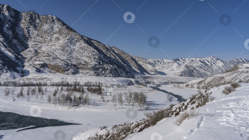 Скачать Зимняя река петляет по долине. фотосток Ozero