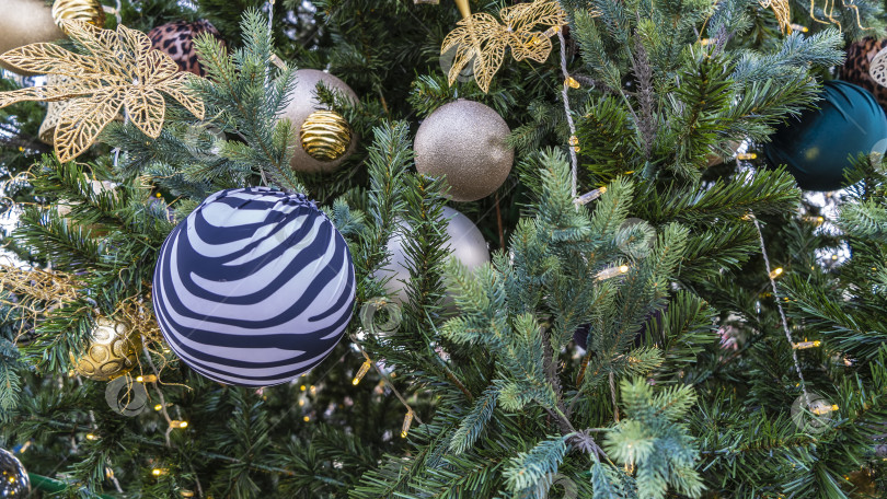 Скачать Фрагмент рождественской елки, украшенной к новому году. фотосток Ozero