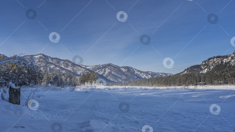 Скачать Тропинка протоптана в заснеженной долине. фотосток Ozero