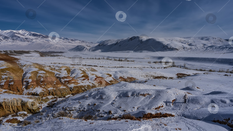 Скачать Яркие красно-оранжевые склоны холмов покрыты снегом. фотосток Ozero