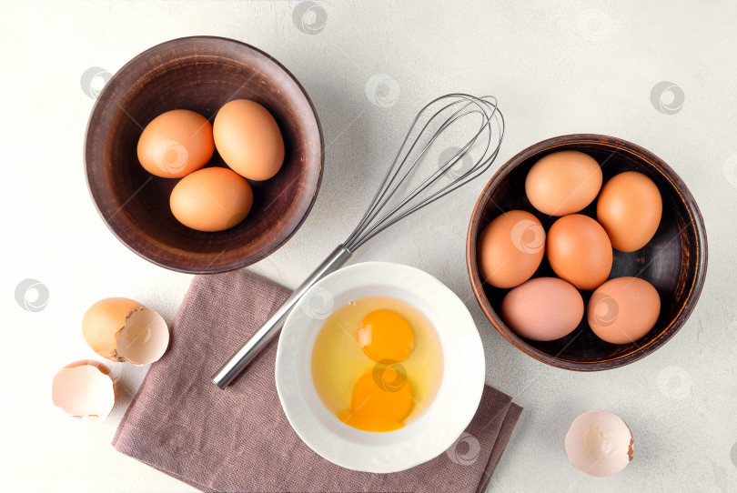 Скачать Куриные яйца в миске на столе взбить венчиком яйцо фотосток Ozero